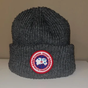 Canada goose mössa - Grå Canada Goose mössa, skön och tjock som värmer huvudet. Vid snabb affär kan vi lösa 150. Annars 175. 