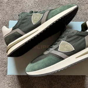 Philippe model skor| NYA - Skorna är köpta här på plick, dom är helt nya med låda. Använt dom ca 2 gånger. Säljer om dessa nu eftersom dom var för stora. Skick: 10/10 ingen tecken på användning förutom att baksidan av skorna är lite creased men de syns inte. Storlek 42. 