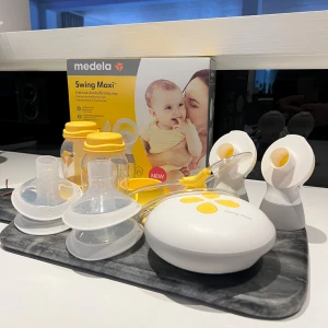 Medela Swing Maxi Bröstpump dubbel - Bröstpump i mycket fint skick! Allt medföljer i originalkartong förutom bruksanvisningen som jag tyvärr förlagt någonstans…. 