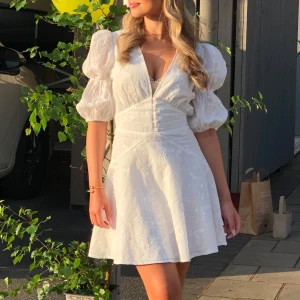 Vit Adoore klänning - Säljer min superfina studentklänning!! Storlek 32! Endast använd på champangefrukosten så den är i toppen skick! Slutsåld på hemsidan🤍🤍