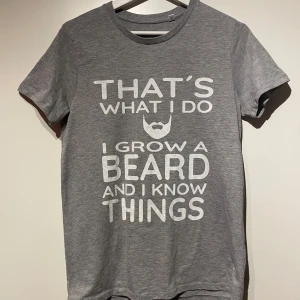 Grå t-shirt med roligt tryck. - Säljer en grå t-shirt med ett roligt tryck i vitt framtill. Kolla gärna in min profil då jag rensar ut hemma och lägger ut mycket nu. Vid köp av flera artiklar kan rabatt ges!