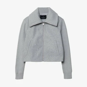 Grå jacka med dragkedja (cardigan) - Snygg grå jacka med dragkedja och ribbade detaljer. Jackan har en stor krage och långa ärmar, perfekt för kyligare dagar. Den har en stilren design som passar till många olika outfits.helt ny