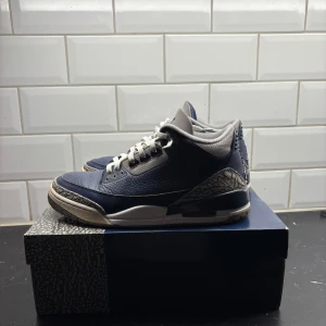 Nike Air Jordan 3 Georgetown  - Snygga Nike Air Jordans i en cool kombination av blått och grått. Skorna kommer med låda. Storlek 43