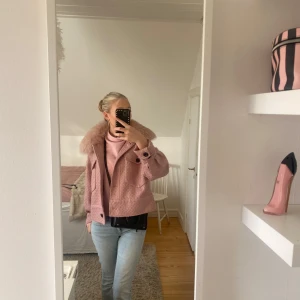 Rosa Meotine  - INTRESSEKOLL på min rosa jacka från Meotine. Jackan är helt slutsåld. Den är i helt okej skick, ganska nopprig och en tråd har släppt här och där. Annars är jackan hel. Pälsen är avtagbar. Hör av er vid intresse eller frågor🤗storlek s/m. Kan gå ner i pris vid snabb affär❤️