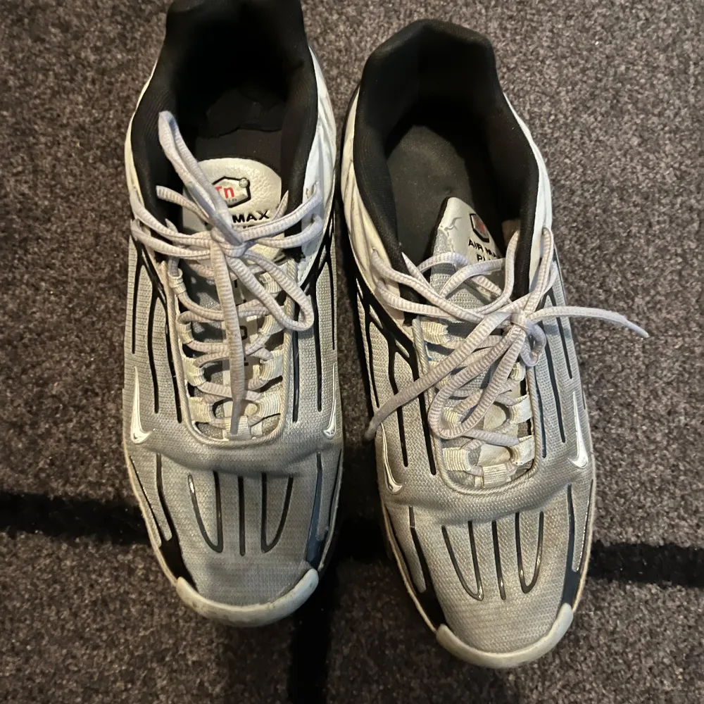 Säljer ett par Nike Air Max sneakers i grått med svarta detaljer. Skorna har en unik design med synlig Air Max-dämpning i sulan och snörning framtill. Perfekta för en sportig look. 45 men passar mer storlek 44.. Kengät.