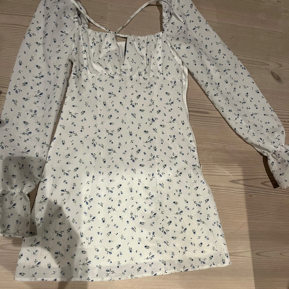 Vit blommig klänning med knyt - 2