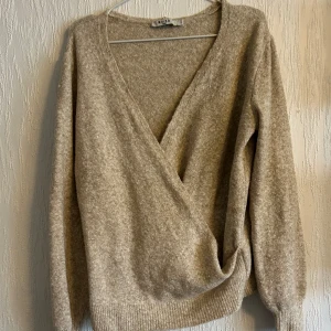 Beige omlott tröja från - Söt tröja!