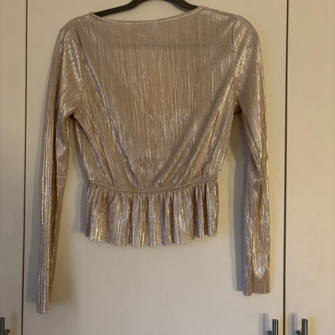 Glittrig beige omlottopp från Gina Tricot - 1