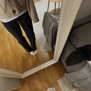 Svarta Jeans - Skit snygga low waist straight  jeans i en svart/mörkgrå färg💘säljer då jag har för många jeans! Endast använda några gånger 