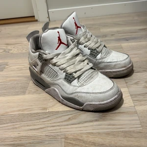 Jordan 4 oreo white - Säljer mina jordan 4 oreo. Skorna är i 8/10 skick flr att don är lite smutsiga. Skriv till mig om du har fler frågor och funderingar😀Kan gå ner i pris vid snabb affär🔥👟
