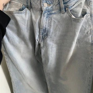 Ljusblå jeans från Stay - Säljer ett par ljusblå jeans från Stay. De har en klassisk femficksdesign och knappgylf. Perfekta för en avslappnad stil.