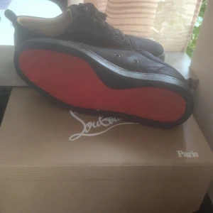 Christian Loubotin - Snygga navy blue pjucks från Christian Louboutin med den ikoniska röda sulan. Säljer då jag inte använder, väldigt bra skick 8/10, då sulan är i god form. Hör av er vid frågor