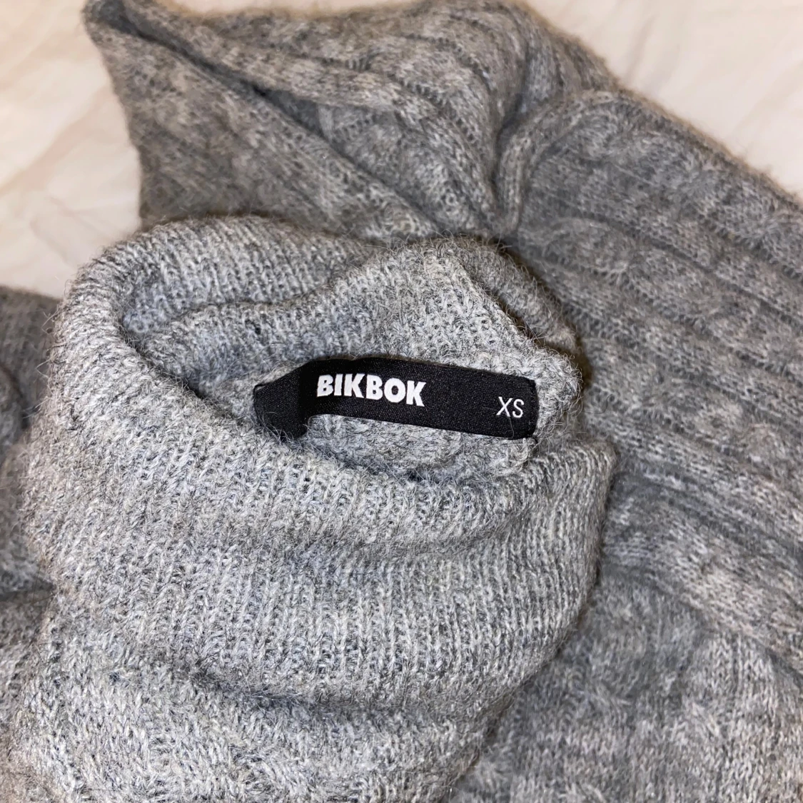 Grå stickad polotröja från BikBok - 2