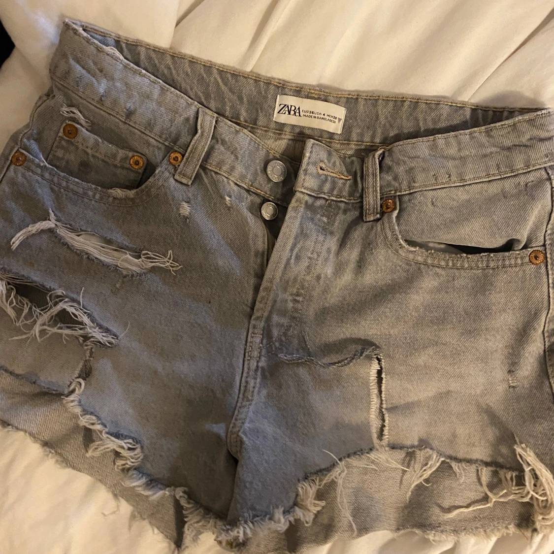 Grå jeansshorts från Zara