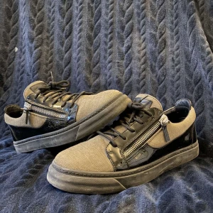 Giuseppe Zanotti skor - Snygga skor från Giuseppe Zanotti i väldigt bra skick knappt använda. Skorna är i storlek 43 och kommer med både dustbag, box och vesit kort. Priset inte hugget i sten,Tveka inte att skriva vid frågor😀