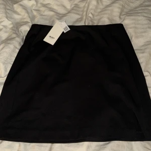 Svart kjol - Svart oanvänd kjol 