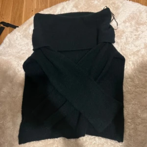 Stickad Off shoulder - Köptes från H&M och ser helt ny ut utan prislapp. 