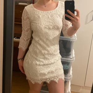 Vit klänning - Säljer en elegant vit spetsklänning som kan användas som studentklänning eller på sommaren💕🌸