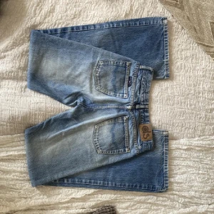 LjusBlå low waist jeans. Mått: waist- 34cm, innerben - 75. Materialet är stretchit.  - Utsvängda låga Jeans från Davys jeans!Mått: waist- 34cm, innerben - 75. Materialet är stretchit