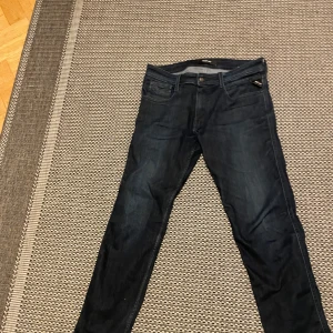 Replay Anbass - Strl 32/30 bra skick med en liten defekt på knät som jag har sytt upp, pris kan diskuteras