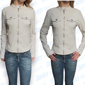 True Religion Jeans Jacka💙 - Superfin vit jeans biker jacka från True Religion i bra skick!💙 Storlek: M (sitter som XS) Längd: 57 cm •  Bredd (armhåla till armhåla): 44 cm • Ärmlängd: 59 cm • OBS! Scratch design förekommer på olika delar av jackan (se bild), men vi tolkar det som en design💙