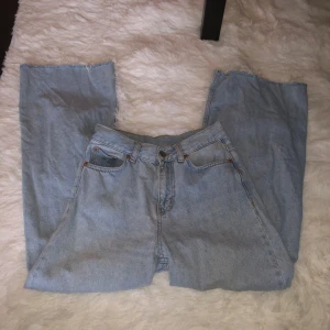Ljusblå jeans från Junkyard - Säljer ett par ljusblå jeans från Junkyard. 62cm i Midjemått, 65 i innerbensmått!