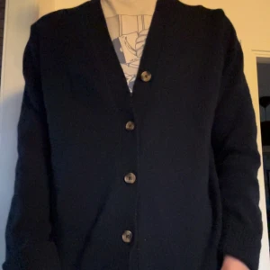 Stickad Cardigan från Dobber - en snygg blå stickad cardigan från dobber i 10/10 skick. 