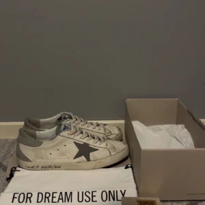 Golden goose skor - Tja! Säljer nu dessa asfeta golden goose skorna. Skick: 8,5/10