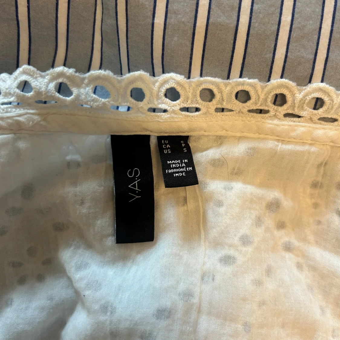 Vit spetslinne från Y.A.S - 2