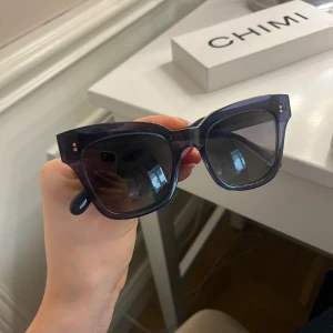 CHIMI solglasögon 07 - Snygga blåa solglasögon från CHIMI. I modell 07. Inköpt får drygt två år sedan men inte använt myxket. Kommer glasögonfodralet samt förpackning till (se bild 2 & 4). ❤️ Nypris 1400kr.