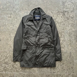 Herno jacka - Säljer en riktigt schysst vår/sommarjacka från herno. | skick: 9,5/10, nyskick | storlek: 46, passar s-m | OG: inget | pris: 1499kr | Frågor? Tveka inte på att kontakta oss