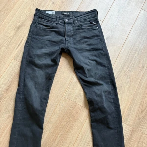 Svarta replay jeans - Säljer nu dessa snygga svarta replay jeans i modellen grover! De är i bra skick och om du har några funderingar eller liknande är det bara att höra av er i dm!😊