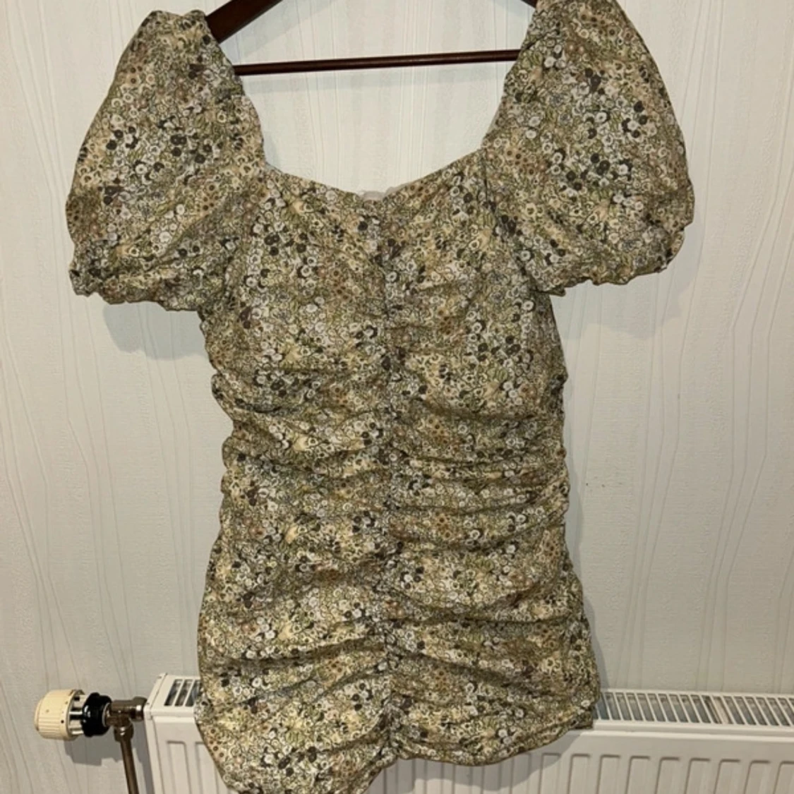 Blommig klänning från NA-KD