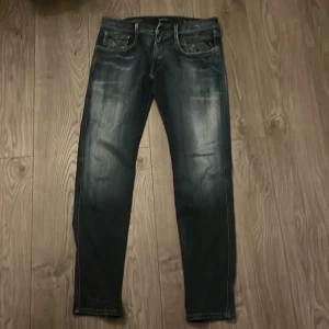 Replay anbass jeans  - Säljer ett par snygga mörkblåa replay anbass jeans med en lätt slitningseffekt. Storlek W33 L32!