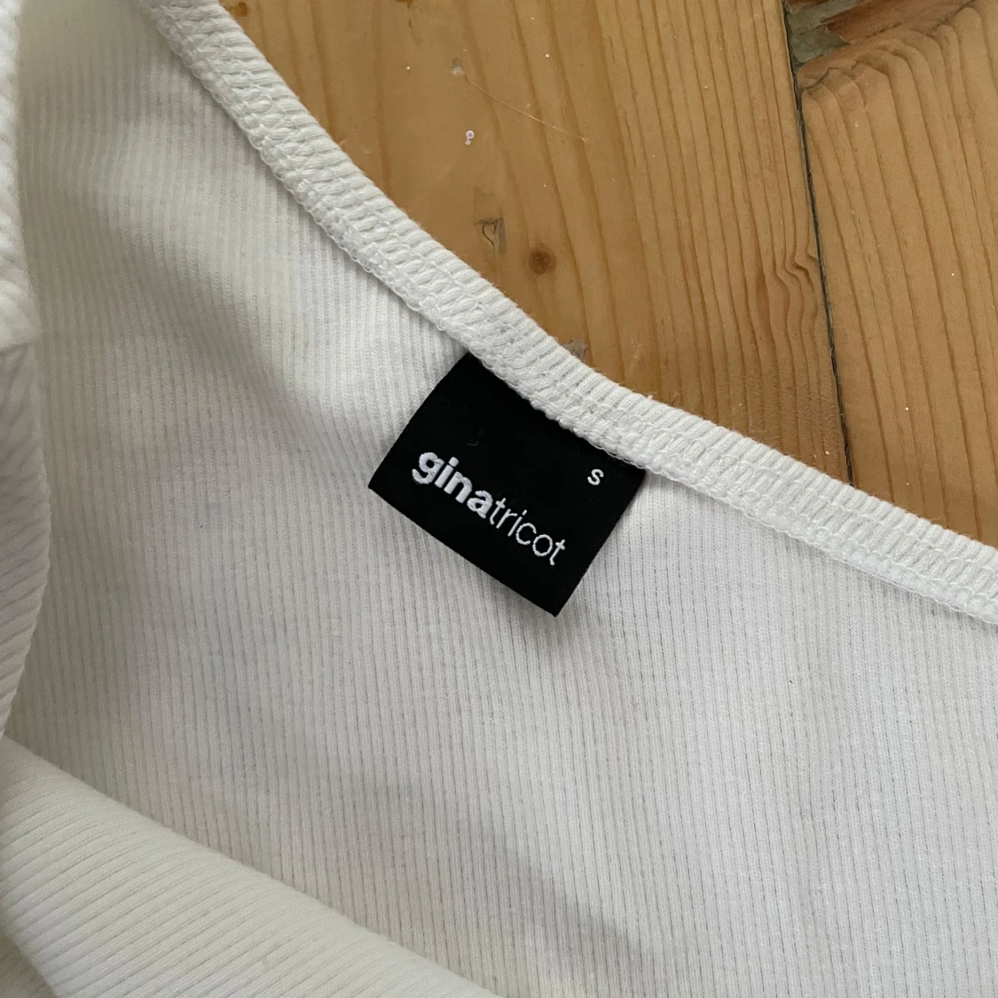 Vit offshoulder topp från Gina Tricot - 1