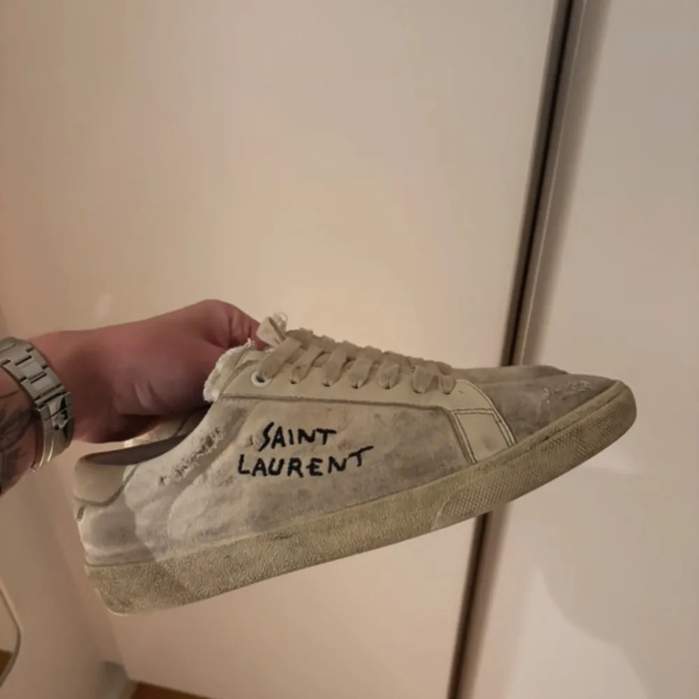 Snygga beige/vita sneakers från Saint Laurent i storlek 42. Skorna är i okej skick de är bara väldigt smutsiga men går att lämna in. Bara skor går med, priset är ej hugget i sten. Skriv om ni har fler frågor! 🥳. Kengät.
