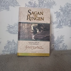 Sagan om de två tornen - Säljer 'Sagan om de två tornen', andra delen i trilogin 'Sagan om ringen' av J.R.R. Tolkien. Boken är utgiven av Norstedts och har omslagsillustration av John Howe. Perfekt för fantasyälskare och samlare av klassiska litterära verk.