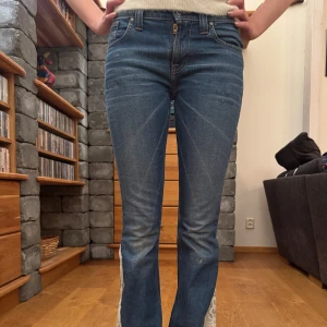 Lågmidjade jeans  - Jätte fina lågmidjade jeans från nudie jeans i storlek 27 och har ett inerbensmått på 79cm.