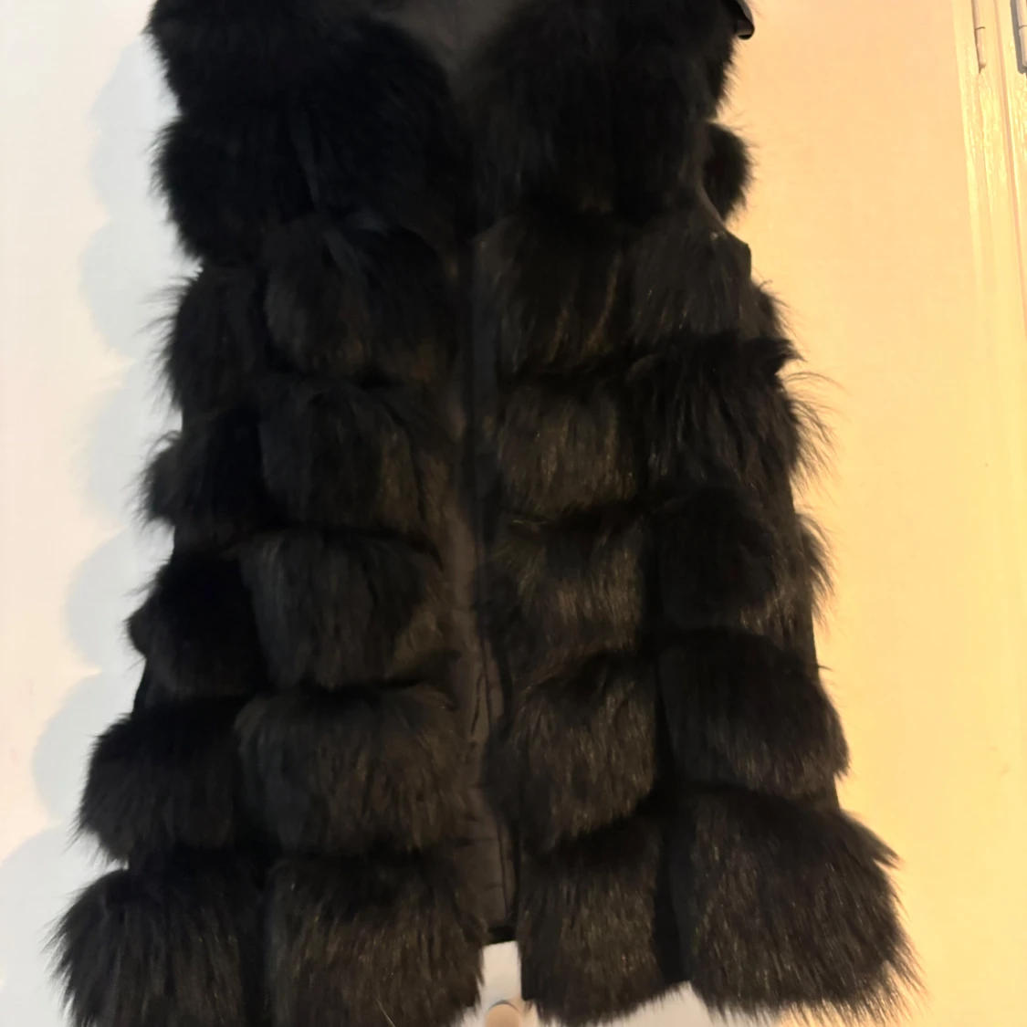 Svart pälsväst äkta