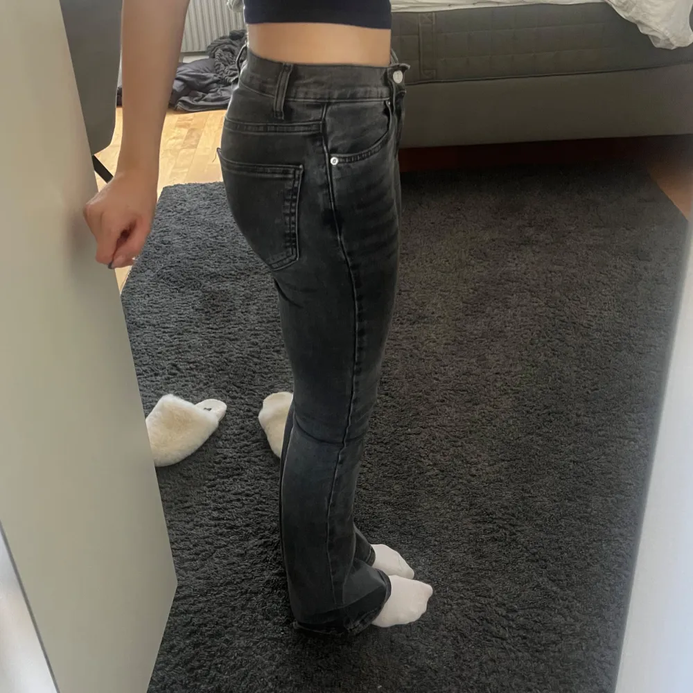 Gråa bootcut jeans ifrån Gina tricot. Jättefin passform men lite skadade längst ner, dock inget som syns vid användning💞. Farkut & Housut.