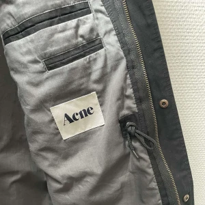 Acne Studios Jacka  - En riktigt fet jacka från Acne Studios. Funkar till alla årstider men framförallt vår/sommar/höst beroende på vad du har under. Perfekt skick på denna, inga defekter. Hör av er vid fler funderingar🤩💯