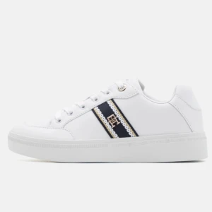 Tommy hilfiger skor - Säljer nu mina nästan nya Tommy hilfiger skor! Perfekt till sommaren och våren och passar med allt. Bara och höra av sig för egna bilder osv❤️