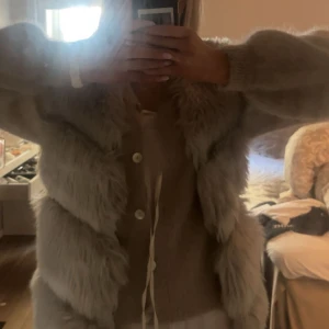 Beige pälsjacka - Säljer en mysig fin Pälsväst, väldigt fint skick 