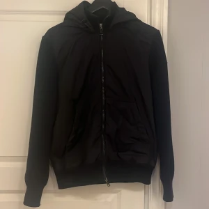 Svart jacka från Moncler - Säljer den här moncler cardiganen i storlek xl och färgen är navy blue, kvitto finns! Vid frågor eller funderingar skriv privat!