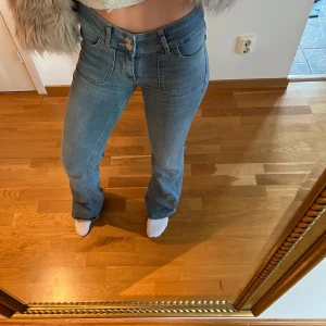 Blå bootcut jeans - Snygga blå bootcut jeans mid waist.