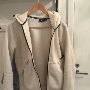 Skal racing kofta  - Knappt använd stil racung kofta felfri och ren. Storlek 170/S. Köpt för 1200kr.