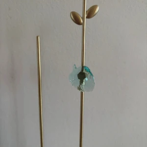 Magnet Swarovski  - Swarovski jungle beats magnet blue leaf Material: Swarovski kristall  Kan användas som både magnet och brosch (knapp till detta medföljer)