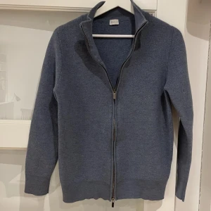 Falconeri kofta - Falconeri cardigan i 100% merinoull. Tröjan är i mycket bra skick. Nypriset på tröjan ligger på 1600 kr. Hör gärna av dig om du har frågor.