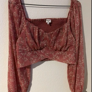 Rosa blommig topp - En otroligt fin topp som tyvärr är för stor, aldrig använd!🩷