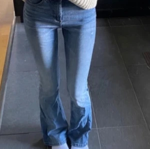 Blå bootcut jeans - Säljer mina Blåa bootcut jeans som är lågmidjade. Pris kan diskuteras ❤️